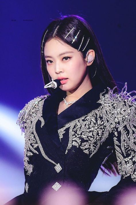 BLACPINK Jennie Solo #Jennie #Solo #BlackPink Mini Albümler, Taehyung Photoshoot, Jennie Kim Blackpink, Blackpink Photos, Black Pink Kpop, Blackpink Fashion, Stage Outfits, Kpop Fashion, Blackpink Jisoo