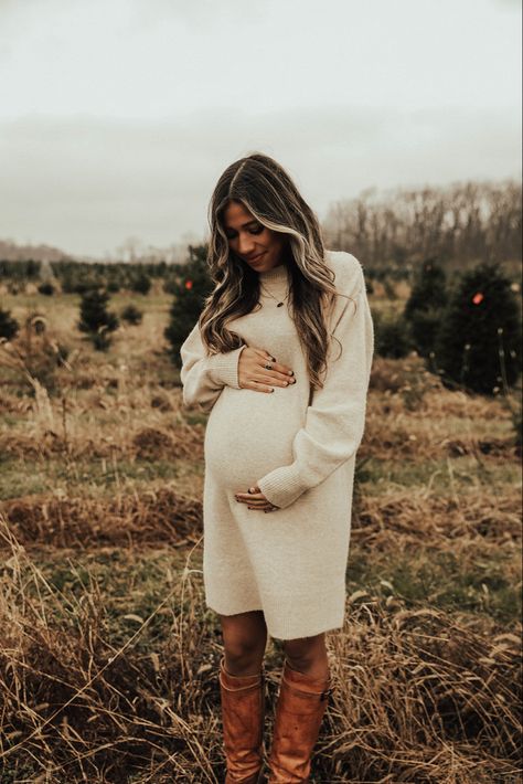 Maternity Photos December, Casual Maternity Outfits Photoshoot Winter, Maternity Photo Shoot Ideas September, Maternity Outfits Winter Photoshoot, Maternity Christmas Tree Farm, Fall Maternity Shoot Outfit, Casual Fall Maternity Photoshoot, Maternity Picture Outfits Winter, Maternity Photo Outfits Fall