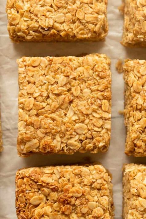 This flapjack recipe is a simple and delicious snack made with rolled oats and golden syrup! Inspired by British flapjacks, they need just 4 ingredients! Golden Syrup Flapjacks, Apple Flapjack, Easy Flapjacks, Healthy Flapjack, Chocolate Flapjacks, Flapjack Recipe, Oat Bars, Oatmeal Bars, Golden Syrup