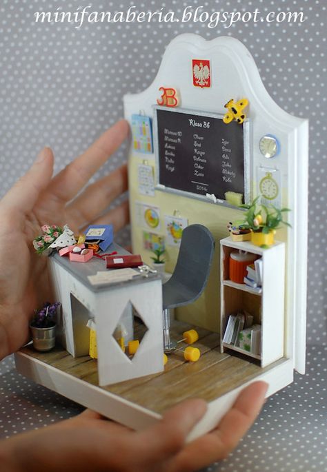 Handmade Bookend with miniature roomclass scene with blackboard, desk, armchair and many miniature accessories http://minifanaberia.blogspot.com/2014/04/bookend-szkolny.html Miniature Classroom, Miniature School, Doll Diorama, Room Box Miniatures, Girls Dollhouse, Diy Shadow Box, Room Boxes, Miniature Accessories, Diy Doll Miniatures