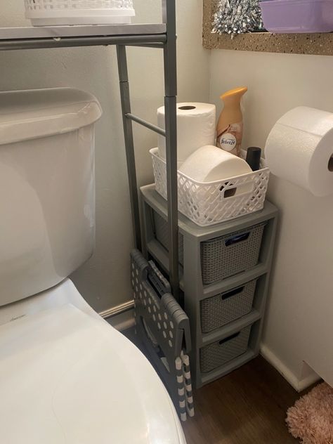 Small Dorm Storage, Dorm Bathroom Storage Ideas, Dorm Sink Organization, Dorm Room Bathroom Organization, Small Dorm Room Organization, College Bathroom Decor Dorm Room Organization Ideas, Dorm Bathroom Ideas Decor, Dorm Wardrobe Organization, Dorm Closet Organization Ideas