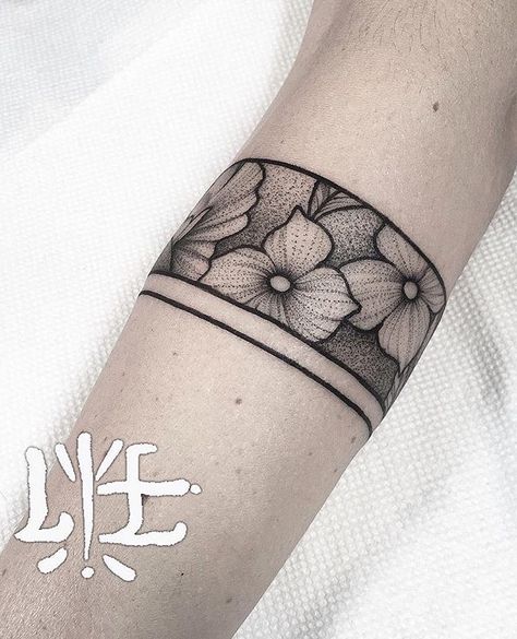 Floral armband tattoo. - Lawrence Edwards                                                                                                                                                                                 More Hanna Tattoo, Tattoo Band, Cuff Tattoo, Armband Tattoo Design, Floral Cuff, Arm Band Tattoo, Tattoo Bracelet, Wrist Tattoo, Band Tattoo