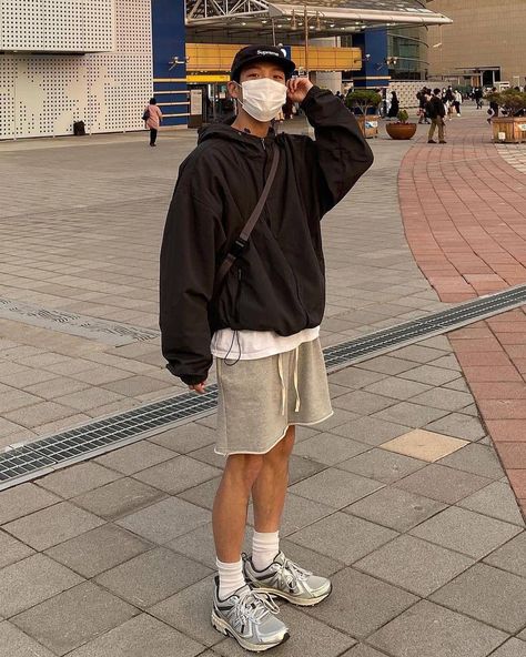 black hoodie + grey shorts = 💯 Jeans Hoodie Outfit, Grey Shorts Outfit Men, Grey Hoodie Outfit Men, Hoodie Outfit Men Streetwear, Hoodie Outfit Korean, Shorts Outfits Men Streetwear, Outfits With Hoodies, Korean Street Fashion Mens, Outfit Ideas Hoodie