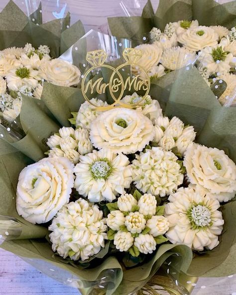 Wedding Cupcake Bouquet, Wedding Cupcake Bouquet Centerpieces, Wedding Flower Cupcakes, Cupcake Centerpieces Wedding, Cupcake Bouquet Centerpiece, Business Brainstorming, Cupcake Centerpieces, Engagement Board, Buttercream Flowers Cupcakes