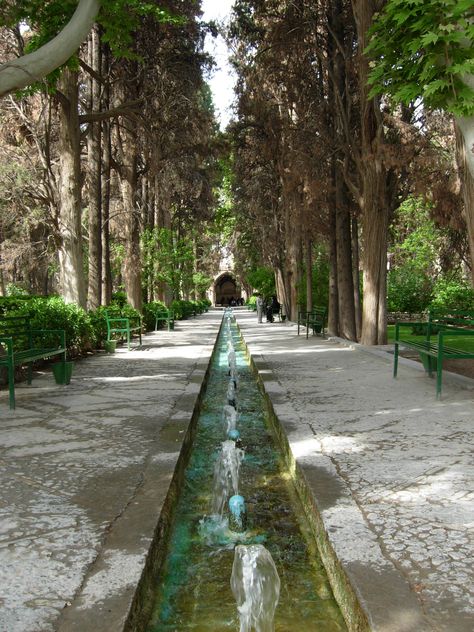 Inventory of Islamic Historic Gardens: Fin Garden in Iran | Med-O-Med Islamic Garden Design, Islamic Gardens, Fountain Garden, Islamic Garden, Islamic Architecture Landscape, Paradise Gardens Islamic, Iranian Historical Places, Persian Garden, Paradise Garden