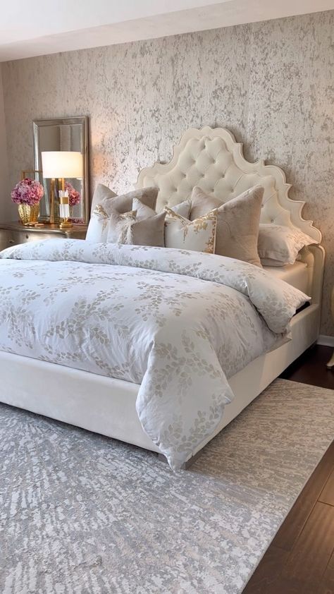 Farah Merhi (@farahjmerhi) • Instagram photos and videos Master Bedrooms Calm, Making My Bed, Champagne Bedroom, Spiced Nice, Farah Merhi, Headboard Bedroom, Make The Bed, Made Bed, Glam House