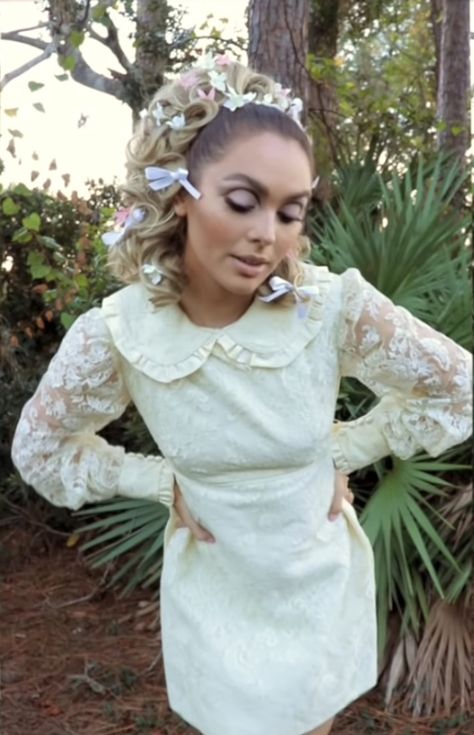 Sharon Tate Inspired Wedding Dress, Sharon Tate Wedding Hair, Sharon Tate Wedding Dress, 60s Mod Wedding Dress, Debbie Jellinsky Outfits, 60s Theme Wedding, 1960s Wedding Theme, 60s Wedding Hair, Sharon Tate Wedding