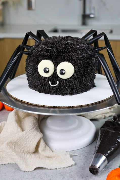 Halloween Tårta, Green Velvet Cake, Chocolate Layer Cake Recipe, Pasteles Halloween, Black Frosting, Spider Cake, Natural Baking, How To Make Frosting, Chocolate Buttercream Frosting