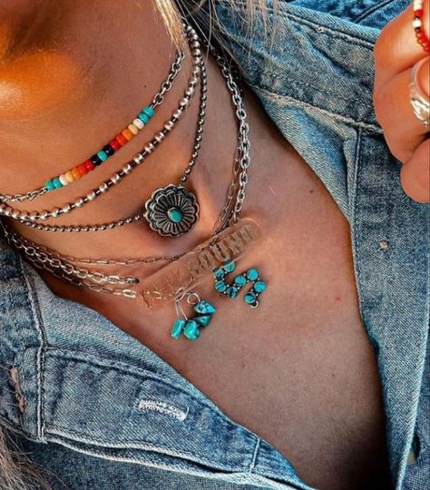 Western Outfits With Chain Belts, Westwrn Jewelry, Western Necklace Layering, How To Layer Western Necklaces, Womens Western Jewelry, Western Cowgirl Jewelry, Tourquise Jewelry Western, Western Bracelet Colors, Diy Western Necklace