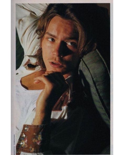 (99+) River Phoenix Adoration no Tumblr My Own Private Idaho, River Phoenix, Rare Photos, Peace And Love, Phoenix, Hollywood, Angel, Tumblr, Drawings