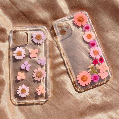 Resin | Candles | Gifts on Instagram: "Gift your loved ones our new customised resin real dried flowers phone covers🌸 Customisation of design and phone covers available! DM Us To Order #resinart #resin #resinartwork #phonecover #phonecovers #phonecases #fyp #trending #reels #explore #trovecasa #resinphonecovers" Resin Mobile Cover Ideas, Resin Cover Phone, Resin Phone Cover, Resin Photography, Resin Techniques, Diy Resin Phone Case, Customized Phone Covers, How To Make Resin, Wallpaper Sky