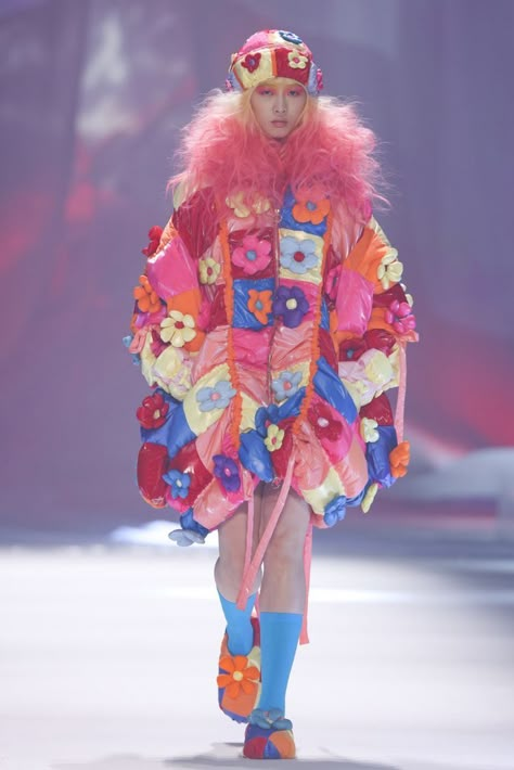 Maximalist Fashion Runway, Mary Antionette, Weird Fashion Aesthetic, Kitsch Clothing, Leaf Xia, Estilo Kitsch, Japanese Fashion Trends, Kitsch Fashion, Weird Fashion Trending