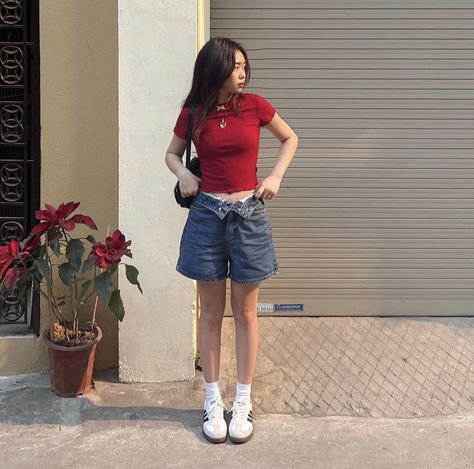 Jorts Outfit, Celana Fashion, Outfit Denim, 사진 촬영 포즈, Foto Poses, Swaggy Outfits, 가을 패션, Casual Style Outfits, Looks Style