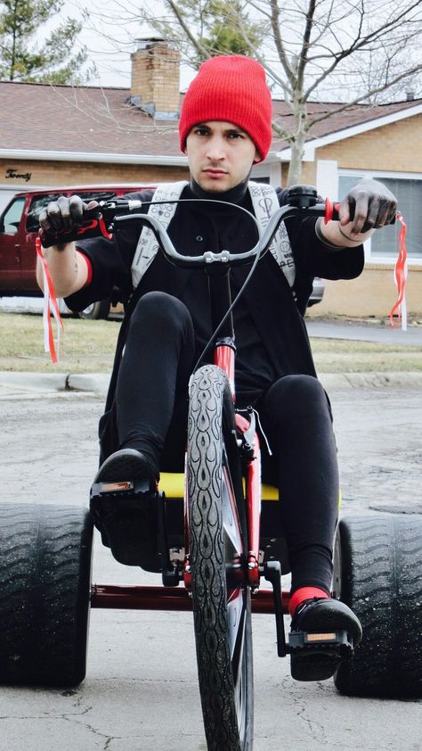 Stressed Out: never seen anyone on tricycle looking that intense.... Twenty One Pilots Art, Twenty One Pilots Wallpaper, Twenty One Pilots Aesthetic, Tyler And Josh, 21 Pilots, Tyler Joseph, My Chemical, One Pilots, Stressed Out