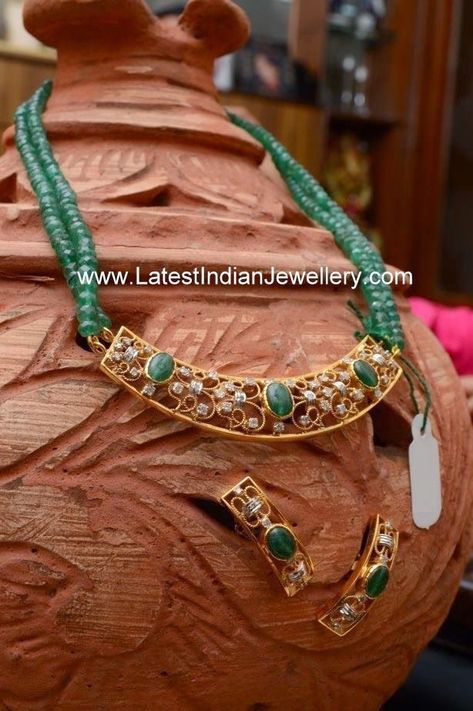 Pendants Gold Indian, Green Bead Necklace, Latest Indian Jewellery, Gold Pendant Set, Choker Necklace Designs, Pendants Gold, Simple Pendant, Gold Jewelry Simple Necklace, Beaded Necklace Designs