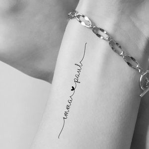 Aangepaste tijdelijke tattoo vrouwen gepersonaliseerde - Etsy Nederland Kid Tattoos For Moms, Small Name Tattoo, Daughters Name Tattoo, Name Tattoos For Moms, Kid Name Tattoo, Baby Name Tattoos, Mama Tattoo, Tattoos For Moms, Tattoos With Kids Names