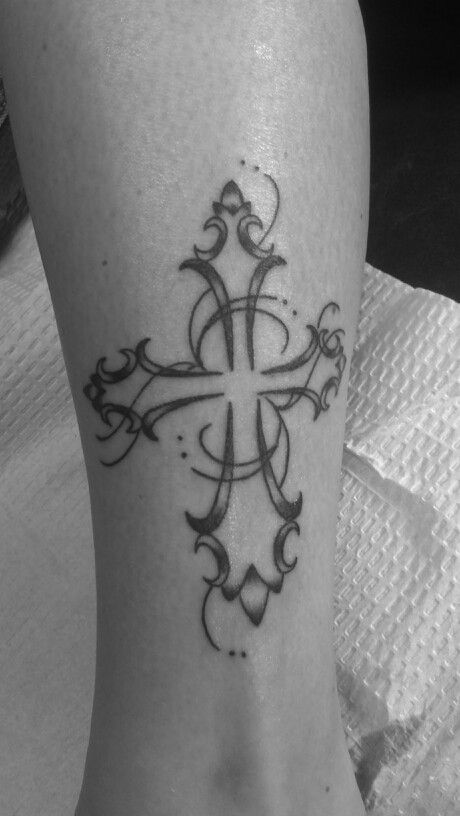 Cross is delicate and light. Cross Stomach Tattoo, Grungy Tattoos, 46 Tattoo, Pretty Cross Tattoo, Tattoo Cross, Jagua Henna, Cross Tattoos For Women, Phoenix Tattoo Design, Cross Tattoos