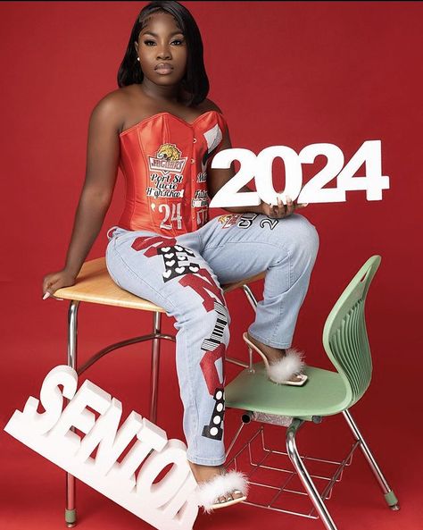 ���𝐈𝐆 : 𝐃𝐚𝐫𝐤𝐬𝐤𝐢𝐧._.𝐌𝐢𝐦𝐢𝐢𝐢 Senior Photo Outfits Black Women, High School Senior Picture Outfit Ideas Black Women, Senior Picture Ideas Black Women 2024, Senior Pictures Black Women High School, Senior Jeans Black People, Fall Senior Picture Ideas Outfits, Senior Picture Ideas Black Women, Senior Painted Jeans, Senior Portrait Outfits