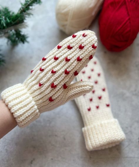 Crochet Ideas Winter, Knitted Gifts Ideas, Crochet Winter Ideas, Winter Outfit Christmas, Chunky Yarn Crochet, Crochet Mittens Free Pattern, Fingerless Gloves Crochet Pattern, Quick Crochet Projects, Hand Knit Mittens