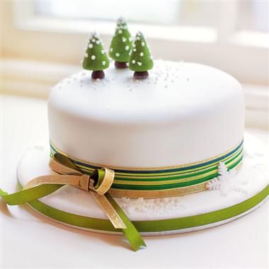 Christmas cake recipes | delicious. Magazine food articles & advice Winter Torte, Christmas Cake Designs, Christmas Cake Decorations, Christmas Cake Recipes, Xmas Cake, Winter Cake, Cupcake Cake, Christmas Cupcakes, Christmas Cooking