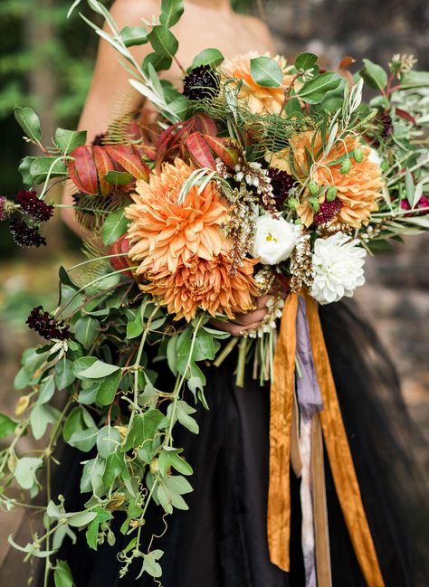 Fall orange bouquet Witchy Wedding Decor, Halloween Wedding Bouquet, Witchy Wedding, Orange Bouquets, Gothic Chic, Wedding Favors Fall, Pink Bride, Fall Wedding Flowers, Wedding Dress Pictures