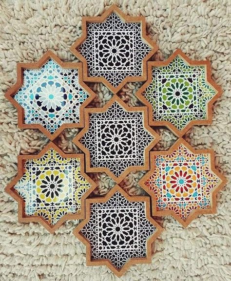 Moroccan Zellige, Serving Tray Set, Islamic Patterns, Pottery Painting Designs, Ramadan Gifts, Islamic Design, Moroccan Design, Bagan, Diy Wood Projects Furniture