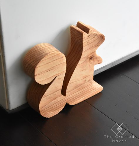 33 Cute and Useful Doorstops You Can Make Yourself Wood Squirrel, Diy Napkin Holder, Woodshop Projects, Wooden Door Stops, Squirrel Decor, Diy Shutters, Diy Napkins, Diy Workshop, Diy Holz