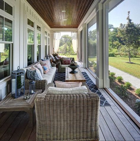 Sunroom Makeover, Veranda Design, Farmhouse Porch Decor, Porch Design Ideas, Screened Porch Designs, Farmhouse Patio, Building A Porch, Patio Pergola, Porch Furniture