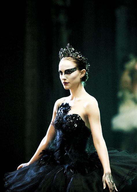 "Black Swan" -  Natalie Portman in a tutu and crown by Kate and Laura Mulleavy of Rodarte Black Swan Film, Natalie Portman Black Swan, Black Swan Movie, Ksenia Solo, Benjamin Millepied, Eyeliner Glitter, Black Swan 2010, Tippi Hedren, Black Swan Costume