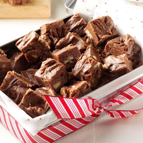 Best Fudge Recipe, Fudge Recipes Chocolate, Christmas Fudge, Best Christmas Recipes, Marshmallow Creme, Fudge Recipe, Homemade Candies, Christmas Snacks, Milk Chocolate Chips