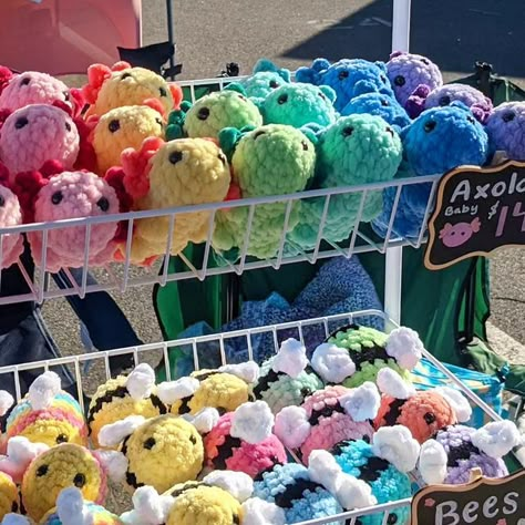 Craft Fair Amigurumi, Toy Market Stall Display Ideas, Market Displays Booth Ideas Crochet, Vendor Booth Display Ideas Crochet, Crochet Craft Fair Set Up, Amigurumi Craft Fair Display, Craft Market Aesthetic, Crochet Market Display Ideas, Crochet Craft Fair Display