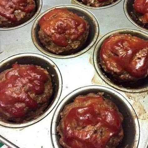 Keto & Low Carb Ideas | A simple twist on meatloaf Muffin Pan Meatloaf, Meatloaf Muffins Recipe, Mini Meatloaf Muffins, Mini Meatloaf Recipes, Resep Makanan Beku, Meatloaf Cupcakes, Tartiflette Recipe, Dinner Noodles, Mini Meatloaves