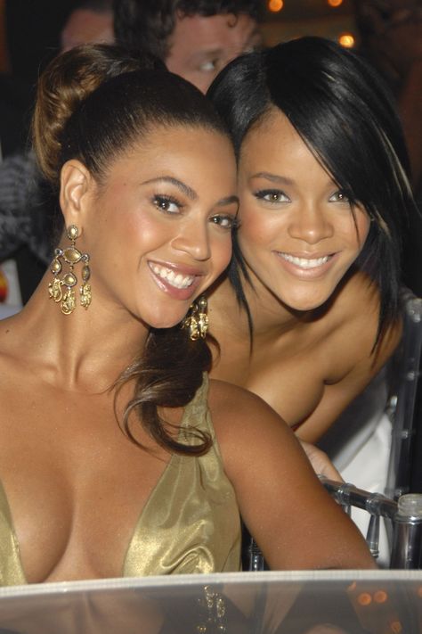 2007 - HarpersBAZAAR.com Rihanna And Beyonce, Rihanna 2007, Rihanna 2014, 00s Aesthetic, Rihanna Love, Queen Bee Beyonce, Rihanna Photos, Rihanna Riri, Beyoncé Giselle Knowles-carter