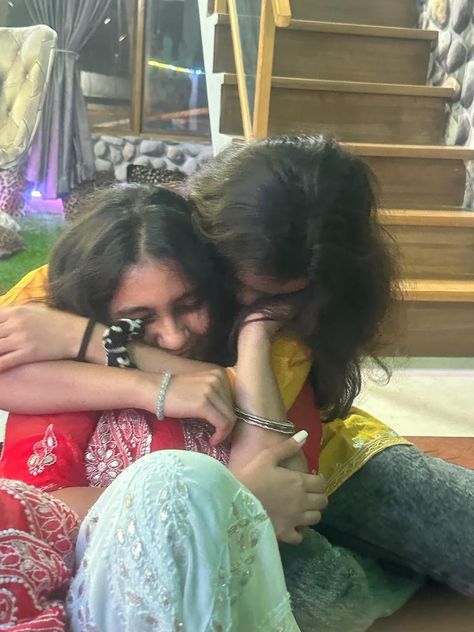 Traditional Aesthetic Friends, Wlw Poses, Friend Captions, Hug Pose, Best Friend Captions, Match Pfp, Easy Photography Ideas, Desi Humor, Caption For Friends