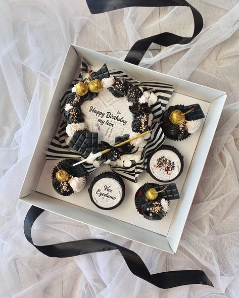 Birthday spoils with a journalist themed mini cake and cupcake set. Black and light taupe with sparkles in gold. #sammicakes #minicake #cupcakes #cakeandcupcakeset #capetowncake #journalist #giftidea Gatsby Theme, Happy Birthday My Love, Mini Cake, Theme Cake, Cake Shop, Mini Cakes, Themed Cakes, Gatsby, Cupcake Cakes