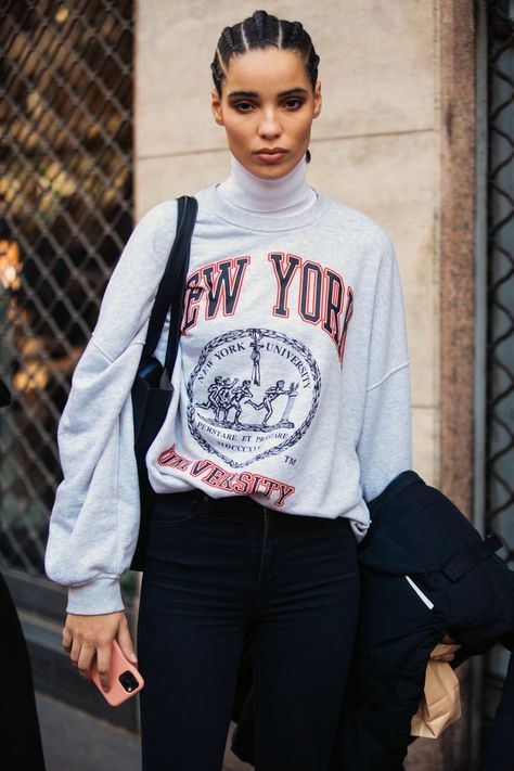 How to Wear Your College Sweatshirt College Hoodie Outfit, College Sweatshirt Outfit, Karneval Outfit, Crewneck Outfit, Sweatshirt Street Style, College Sweater, Pullovers Outfit, Style Star, College Hoodies