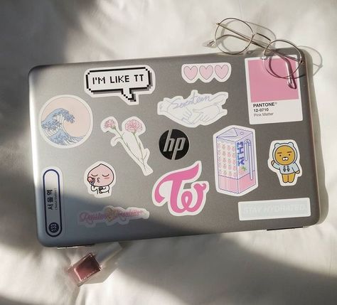 Aesthetic Electronics, Laptop Ideas, Computer Aesthetic, Laptop Decoration, Laptop Case Stickers, Laptop Design, School Computers, Pink Laptop, Cute Laptop Stickers