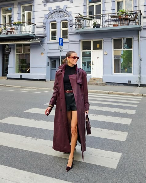 Nina Sandbech (@ninasandbech) • Instagram photos and videos Leather Coat Outfit, Fall Chic Outfits, Long Leather Skirt, Burgundy Outfit, Winter Travel Outfit, Trench Coat Outfit, Burgundy Fashion, Fall 24, Coat Outfits