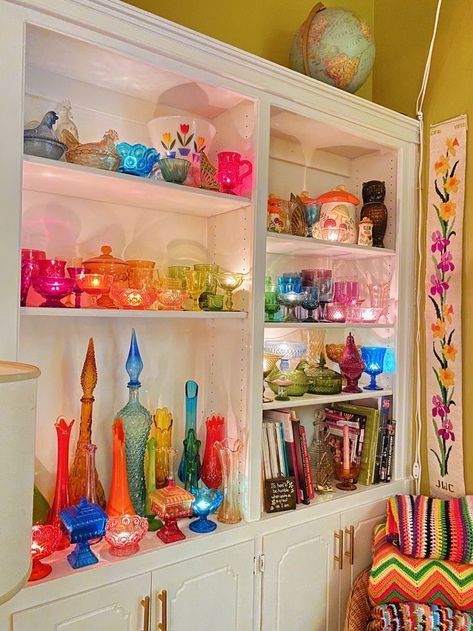 Colored Glass Collection Display, Colourful Vintage Decor, Colorful Glass Display, Rainbow Glass Collection, Colorful Glass Vases Decor, Vintage Colorful Glassware, Art Glass Display Ideas, Vintage Home Styling, Rainbow Glass Display