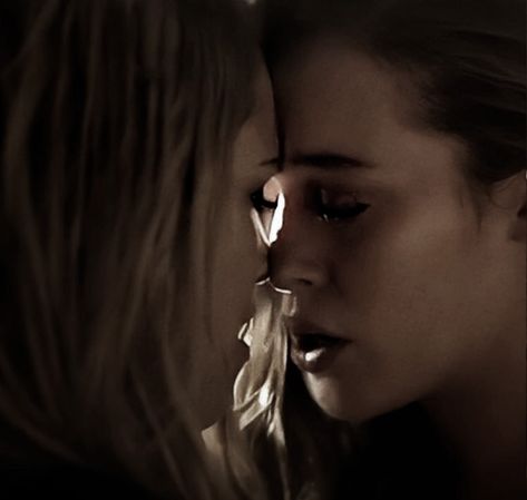 Clarke And Lexa Kiss, Alicia Ftwd, Clarke E Lexa, Alicia Clark Ftwd, The 100 Aesthetic, Lexa E Clarke, 100 Aesthetic, Wlw Ships, The 100 Characters