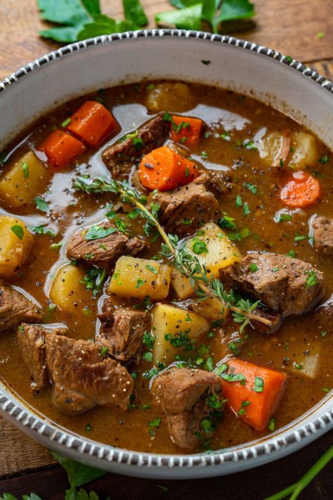 Easy Beef Stew Recipe, Guinness Beef Stew, Irish Beef Stew, Irish Beef, Easy Beef Stew, Hearty Beef Stew, Irish Style, Irish Stew, Beef Stew Recipe