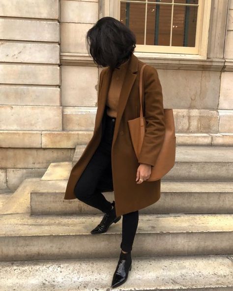 Mantel Styling, Brown Wool Coat, Minimalist Moda, Fall Fashion Coats, Look Adidas, Boating Outfit, Brown Coat, Fashion Business, Mode Inspo