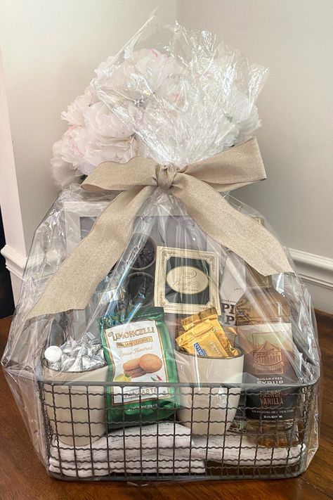 Coffee Gift Basket: Perfect Homemade Gift Idea! Lifestyled By Sam Treat Gift Basket Ideas, Gift Basket Arrangements Ideas, Diy Coffee Gift Basket, Coffee Basket Ideas, Homemade Coffee Gifts, Basket Diy Ideas, Stag Ideas, Gift Basket Diy, Cookie Arrangements