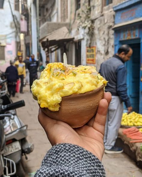 Curly Tales on Instagram: “The iconic Sri Ji Sweets & Mithai  in Varanasi, serves the infamous Malaiyo. Maliyo is served all over Varanasi and it’s also a popular…” Varanasi Aesthetic Pictures, Varanasi Snap, Sweets Snap, Varanasi Food, Varanasi Aesthetic, Wedding Snacks, Pics Inspo, Desi Food, Food Pics