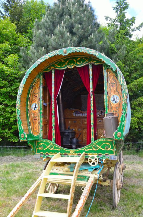 Caravans of Color: The Intricate Vardo Wagons of Britain’s Romani People - The Vintage News Romani People, Horse Drawn Wagon, Caravan Interior, Museum Displays, Irish Traditions, Horse Drawn, Photo Images, Stock Pictures, Wagons