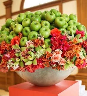 Apples and flowers: superb, a wonderful combination for an amazing table #centerpiece Apple Flowers, Harvest Party, Fruit Arrangements, Green Apples, Fruit Flowers, Beautiful Fruits, Deco Floral, Flower Display, Floral Centerpieces