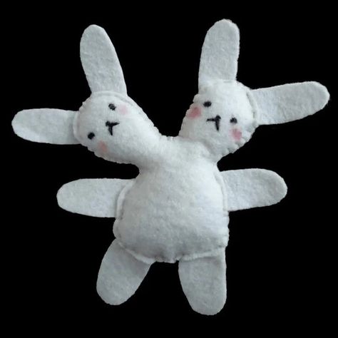 Two Headed Bunny Plush, Sewn Stuffed Animals, Diy Plushies Patterns, Easy Plushies Diy, Plushie Patterns Free Templates, Simple Plushie Patterns, Halloween Plushies, Felt Plushies, Arte Indie