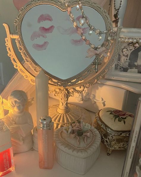 Vintage Princess Aesthetic, Light Aesthetic, Bedroom Remodel, Pearl Heart, Princess Aesthetic, Bedroom Vintage, Fan Girl, Everything Pink, Cozy Room