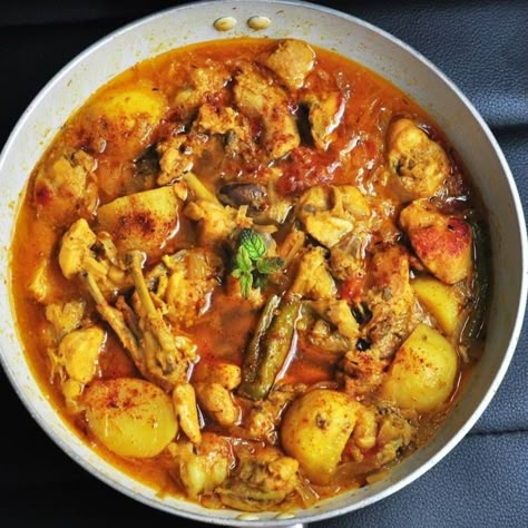 Bangladesh Food Recipes, Chicken Potato Curry Recipe, Bengali Chicken Recipes, Bengali Chicken Curry, Chicken Curry With Potatoes, Bengali Lunch, Bengali Chicken, Desi Dishes, Bangladeshi Recipes