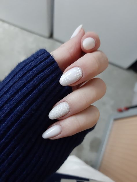 White Sparkle Nails Christmas, Winter White Nails 2022, Pearl White Christmas Nails, White Almond Nails Christmas, Christmas Nails 2023 White, December Nails White, White Sparkle Christmas Nails, Pretty Winter Nails Classy White, White Base Christmas Nails